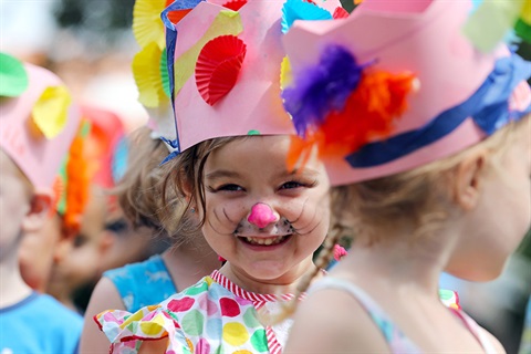 Children in bonnet parade